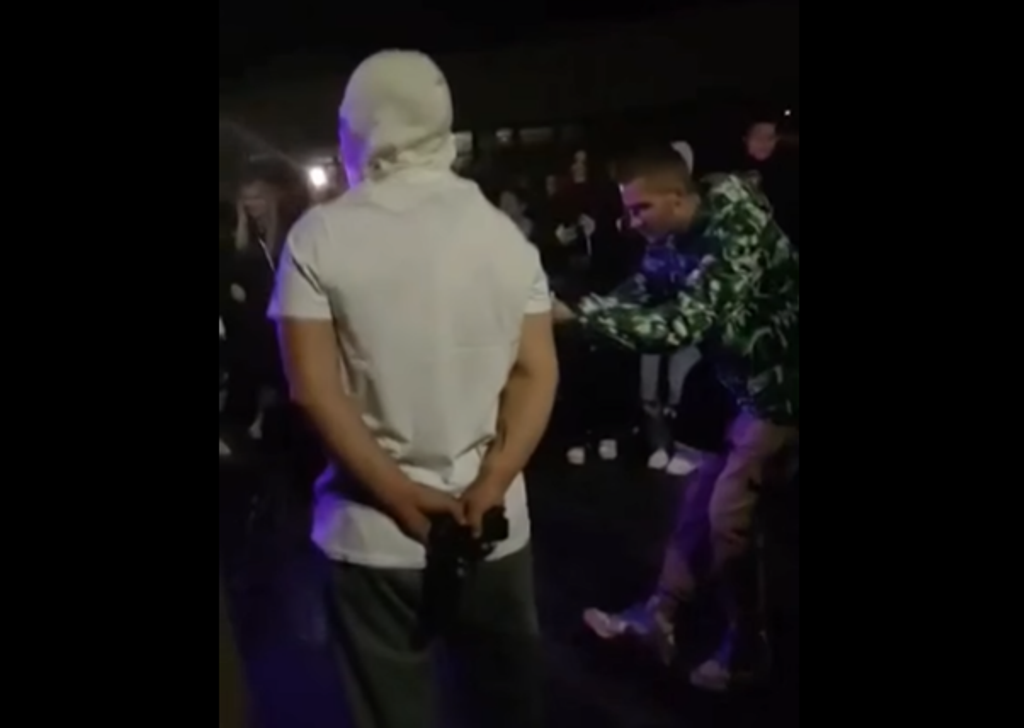 Ördögök és krampuszok vették körül a részeg fickót, aki erre előkapta pisztolyát (VIDEÓ)