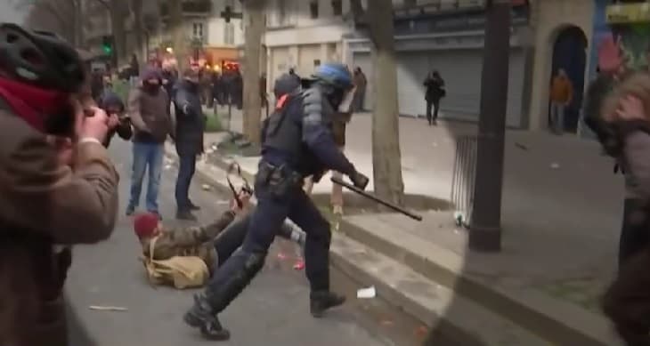 El kellett távolítani a francia férfi heréjét, miután egy rendőr a lábai közé csapott egy gumibottal