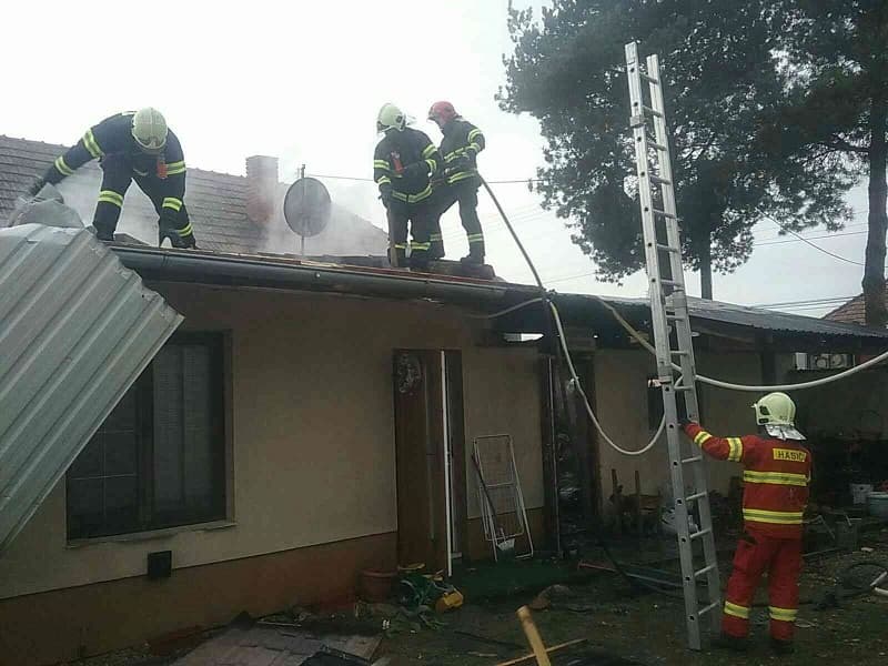 Kigyulladt egy garázs, kis híján leégett az egész ház Feketenyéken