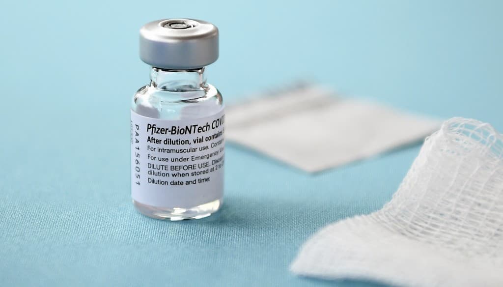 Hatról kilenc hónapra emelték a Pfizer vakcinájának lejárati idejét