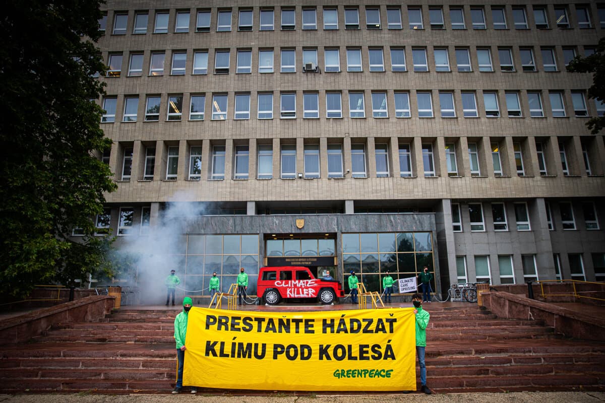 A Greenpeace és más szervezetek aktivistát blokkolták a pozsonyi Kormányhivatalba és minisztériumokba való bejutást!