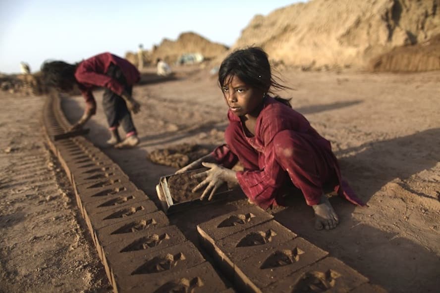 Legalább 160 millió gyermek  kényszerül gyermekmunkára, 25 millió ember végez kényszermunkát