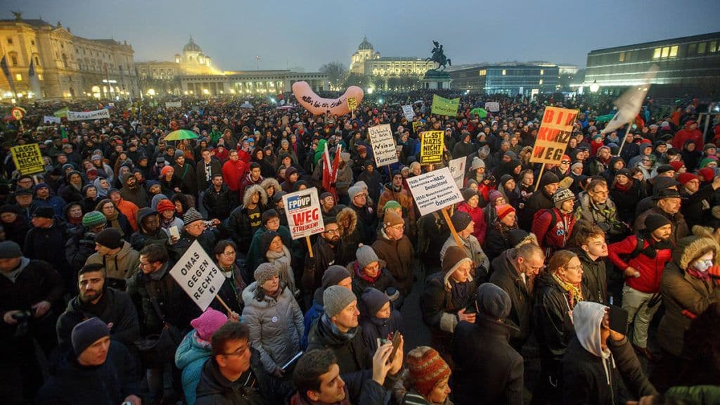 Több ezren tüntettek Ausztriában a kormány ellen