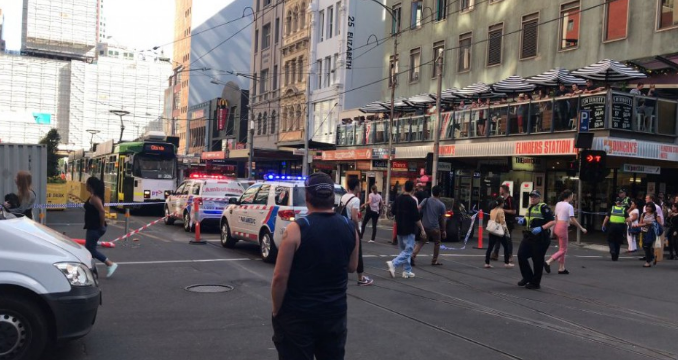 Melbourne-ben egy férfi megkéselt több járókelőt, egyikük meghalt