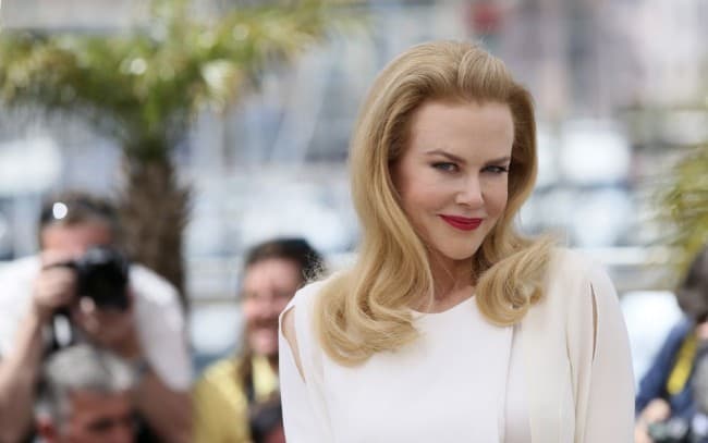 Nicole Kidman rövid hajjal szexiskedett, sőt melltartó sem volt rajta (FOTÓK)