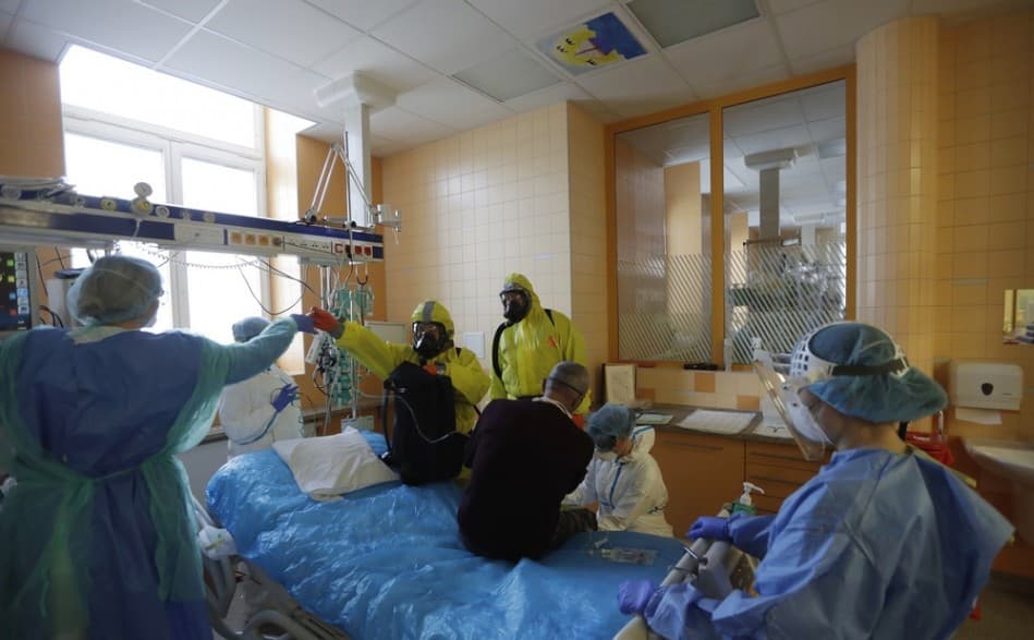Tovább javul a járványhelyzet Csehországban, de a kórházak nagyon leterheltek