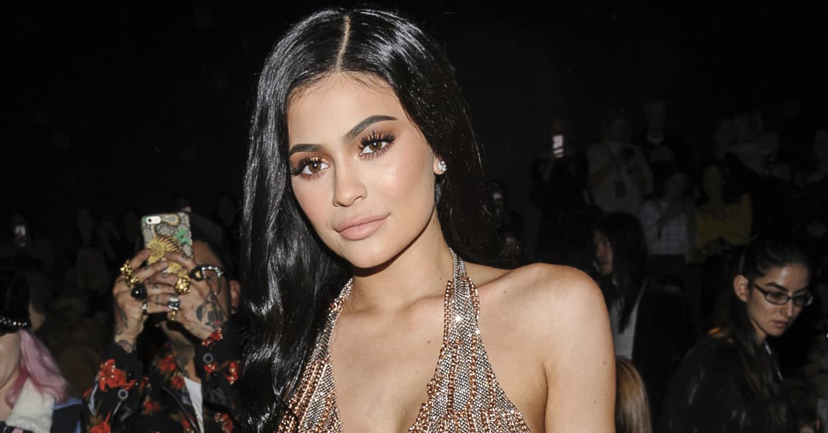 FORRÓ: nem takar túl sokat Kylie Jenner új ruhája