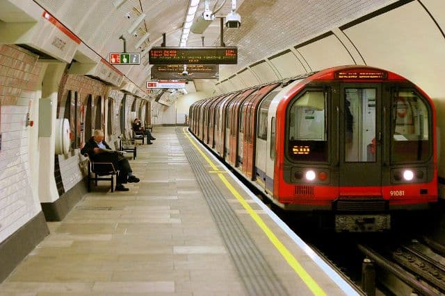 Éjjel is közlekedik majd a londoni metró a hét két napján