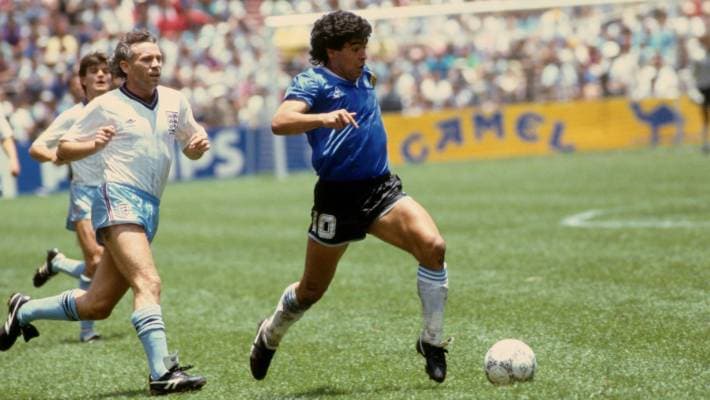 Vacak kétmillió dolcsiért akár a tied is lehet Maradona meze, amiben az évszázad két legismertebb gólját szerezte!