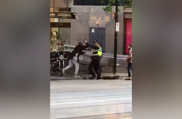 Megrázó videó! Lángoló autó, holttest a földön - így tombolt a késes támadó Melbourne-ben 18+