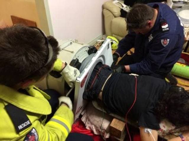Szorult helyzetbe került a férfi – tűzoltók mentették ki a mosógépből