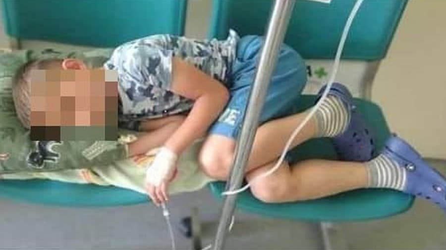 Botrány: a kórház várótermében, a székeken adtak infúziót egy kisfiúnak