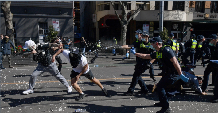 Melbourne-ben gumilövedékkel oszlatták fel a lezárások ellen tiltakozó rendbontókat