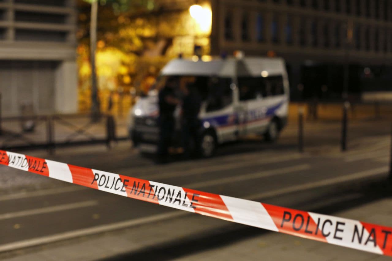 Késsel és kalapáccsal támadt egy férfi járókelőkre Párizsban, egy ember meghalt!