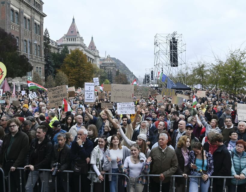 A tanévhosszabbítás ellen tiltakoznak a magyarországi tanárok – a belügy Szlovákiával takarózik!