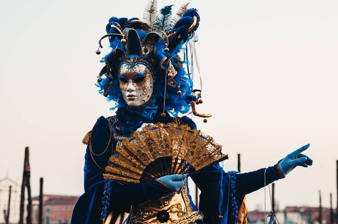 Bár rendhagyó módon, de mintegy 50 ezer fő részvételével kezdetét vette a velencei karnevál