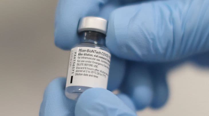 Jól fial a vakcina: Ezerszeres növekedést ért el az a cég, amelyiknek köze van a koronavírus elleni védőoltást kifejlesztéséhez