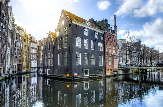 Légbuborékok alkotta gáttal gyűjtik össze a műanyaghulladékot Amszterdam csatornáiból