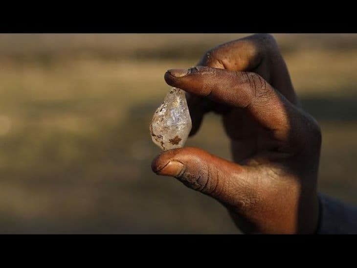 GYÉMÁNTLÁZ: Gyémánt helyett csupán kvarckristályt találtak a szerencsevadászok a faluban