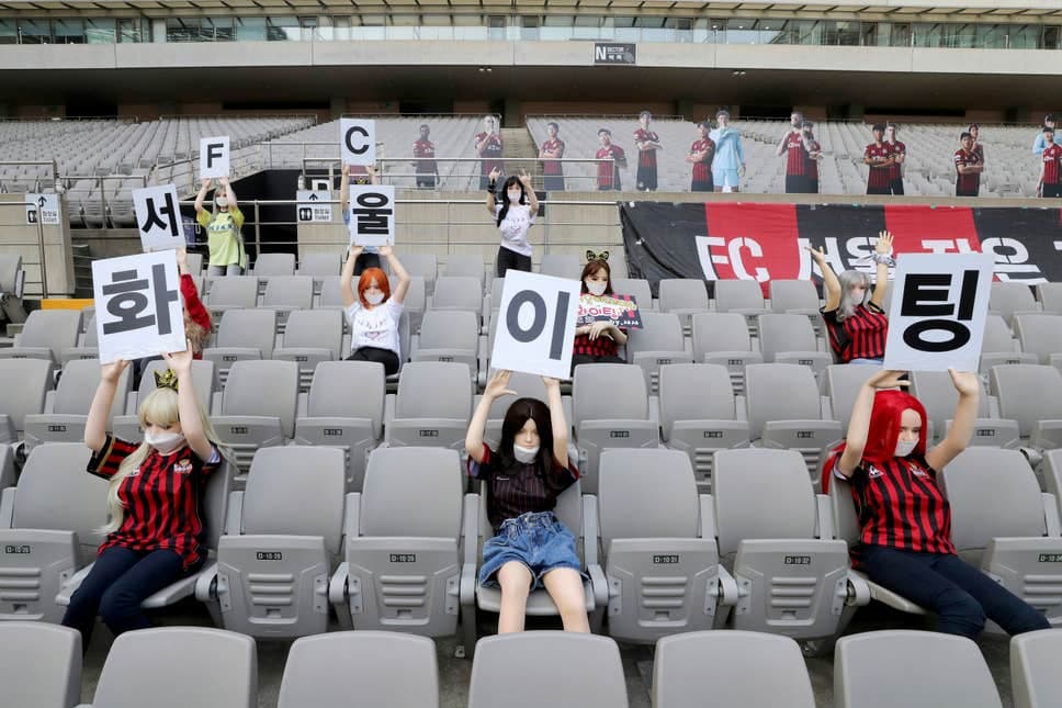 Súlyos büntetést kaphat a koreai fociklub, amiért szexbabákat ültetett a lelátókra a zárt kapus meccsen 