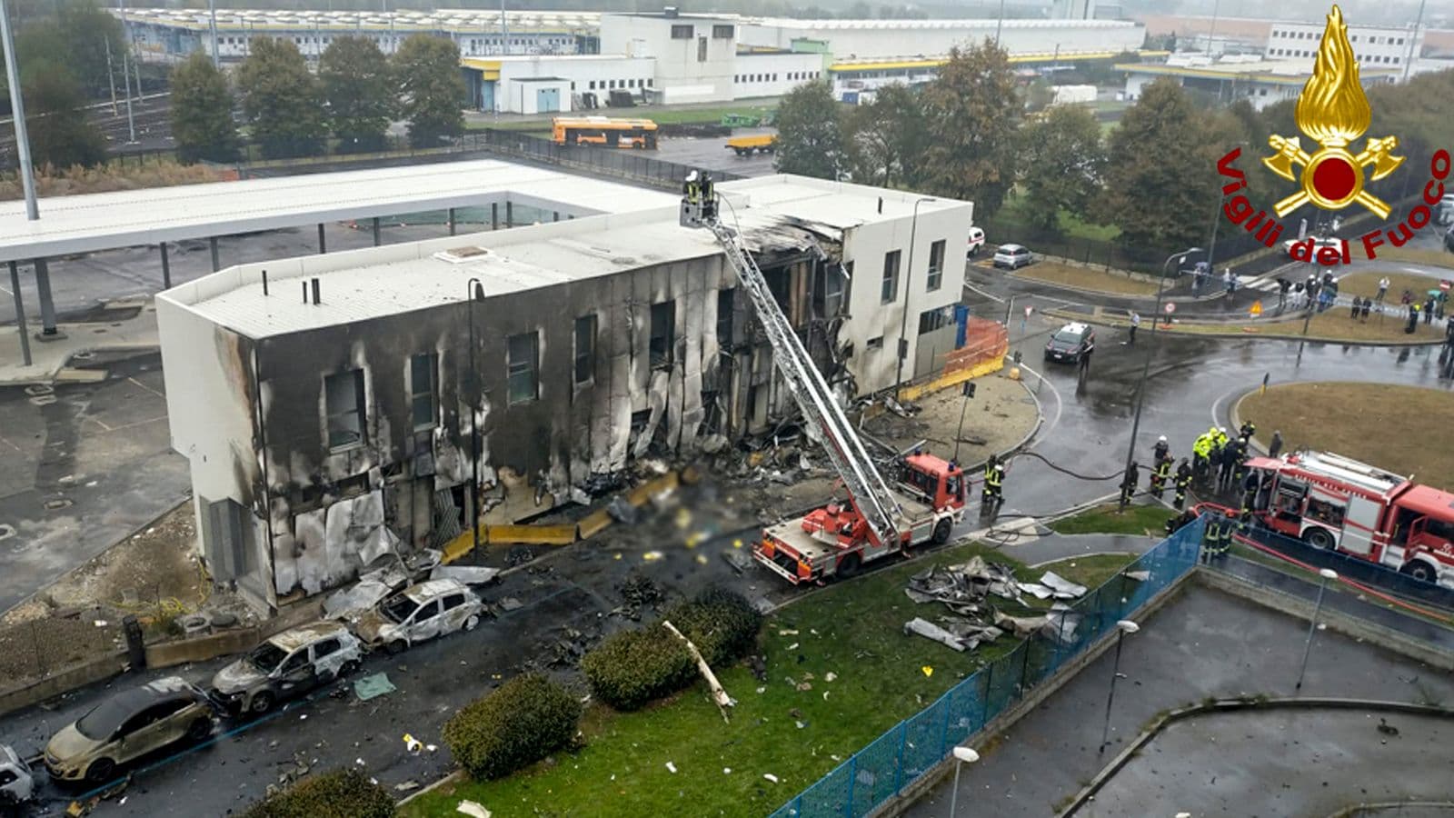 SZÖRNYŰ: Irodaépületre zuhant egy kisrepülőgép Milánó mellett, többen meghaltak
