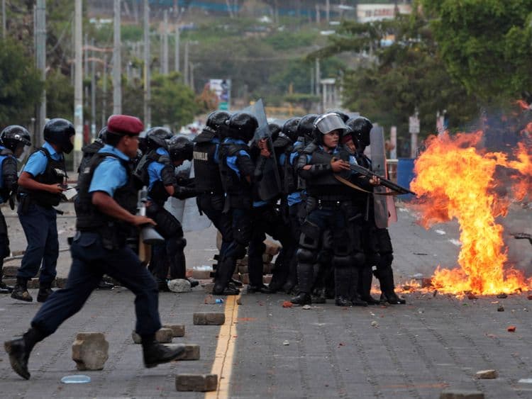 Orvosokat bocsátottak el Nicaraguában azért, mert tüntetők sérüléseit látták el