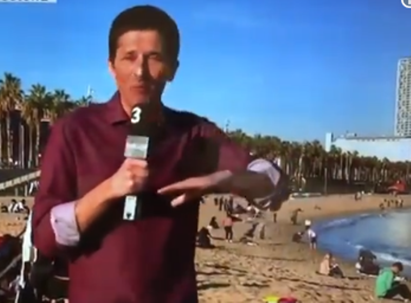 Hoppá! Meztelen strandoló tűnt fel az időjárás-jelentésben (videó)