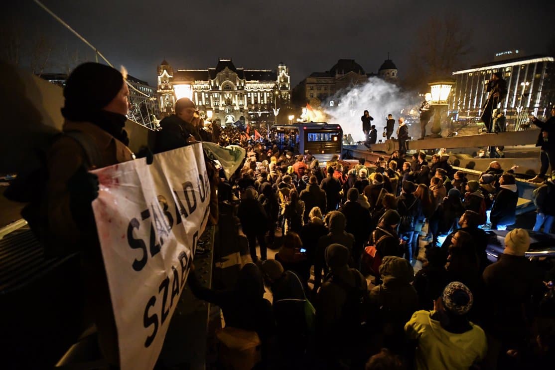 Lezárták a Lánchidat, majd a Kossuth térre vonultak a tüntetők Budapesten