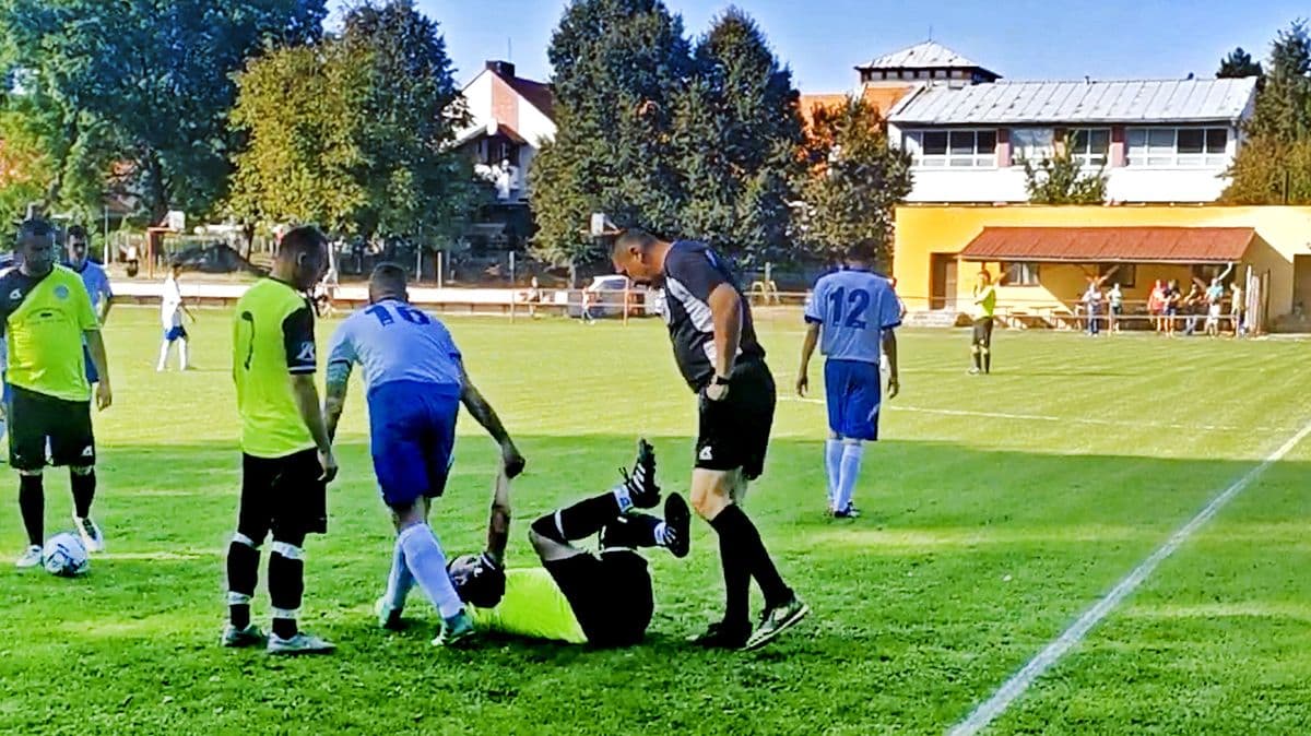 Sérülést szimulált a labdarúgó a szlovák régiós focimeccsen – akkor jött a meglepetés, amikor befutott a pályára az ápolónő (videó)