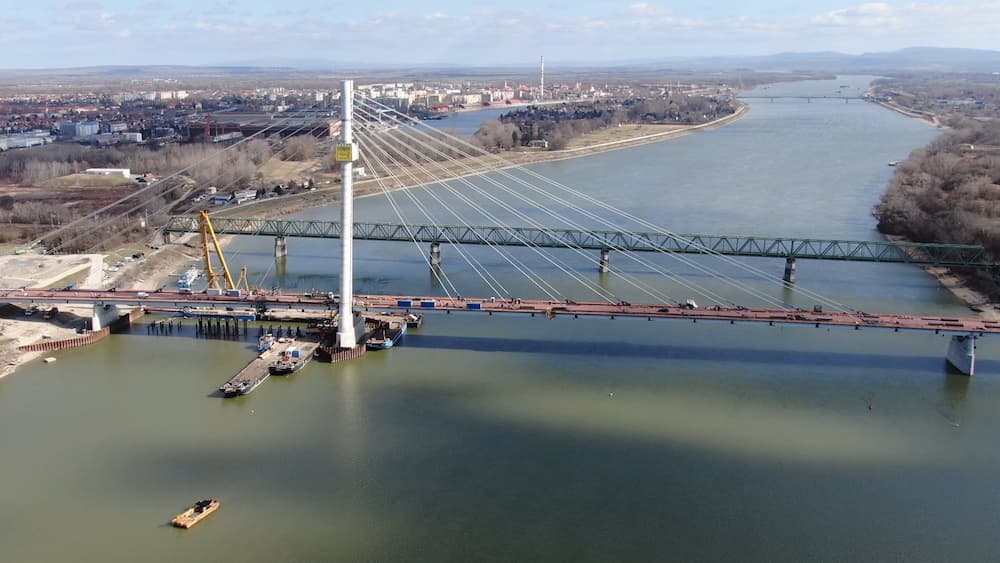 A nyár végére befejeződhet az új komáromi Duna-híd építése