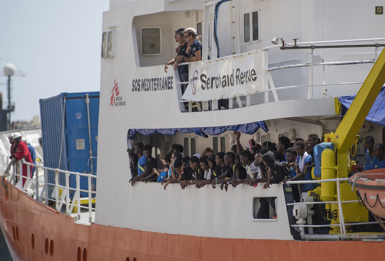 Nem köthet ki Franciaországban a menekültek mentőhajója