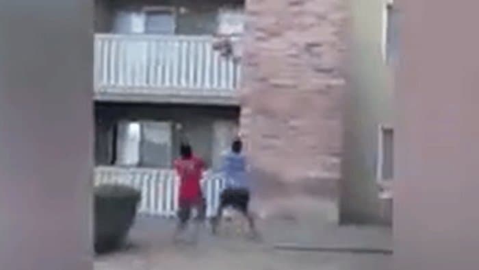 BORZALOM: Kidobta gyerekét a lángoló lakásból az anya, ő viszont már nem jutott ki (videó)