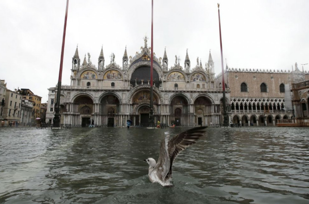 Víz alá került a velencei Szent Márk tér, drámai volt a helyzet