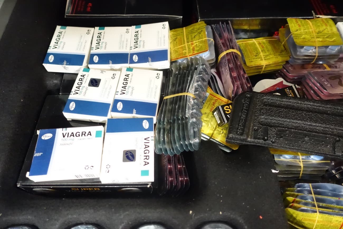 Csaknem ötezer potencianövelő gyógyszert találtak a vámosok egy német autóban Röszkénél