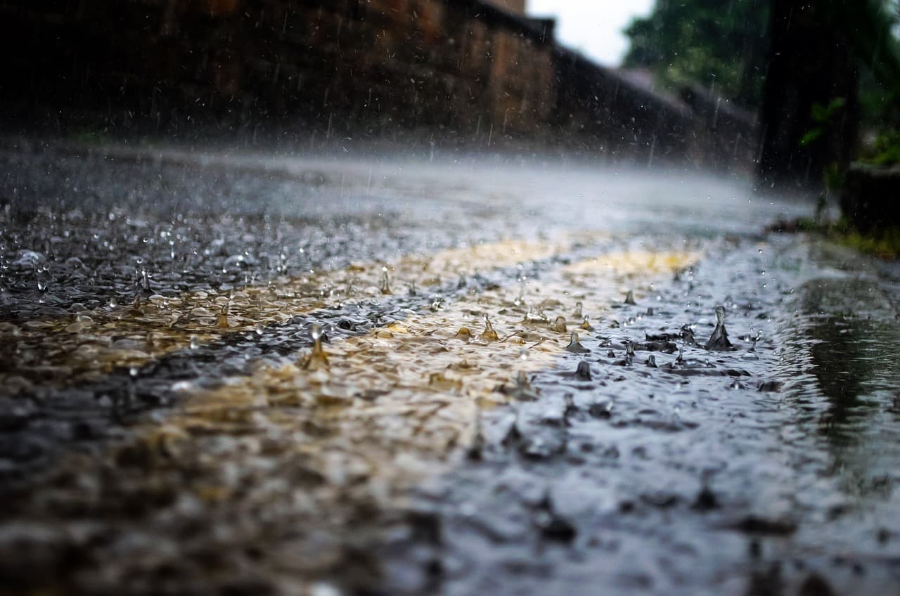 Kataszrofális állapotok a rengeteg eső után – utakat, házakat, autókat árasztott el a víz
